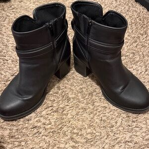 Women’s 11 WW Black Ankle Boots – Classic Zip-Heel Design